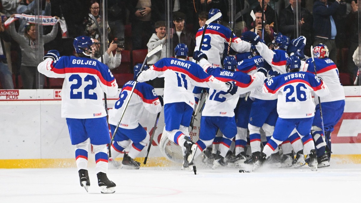 Hokejisti Slovenska sa tešia z výhry nad Kanadou na hokejových MS hráčov do 18 rokov.