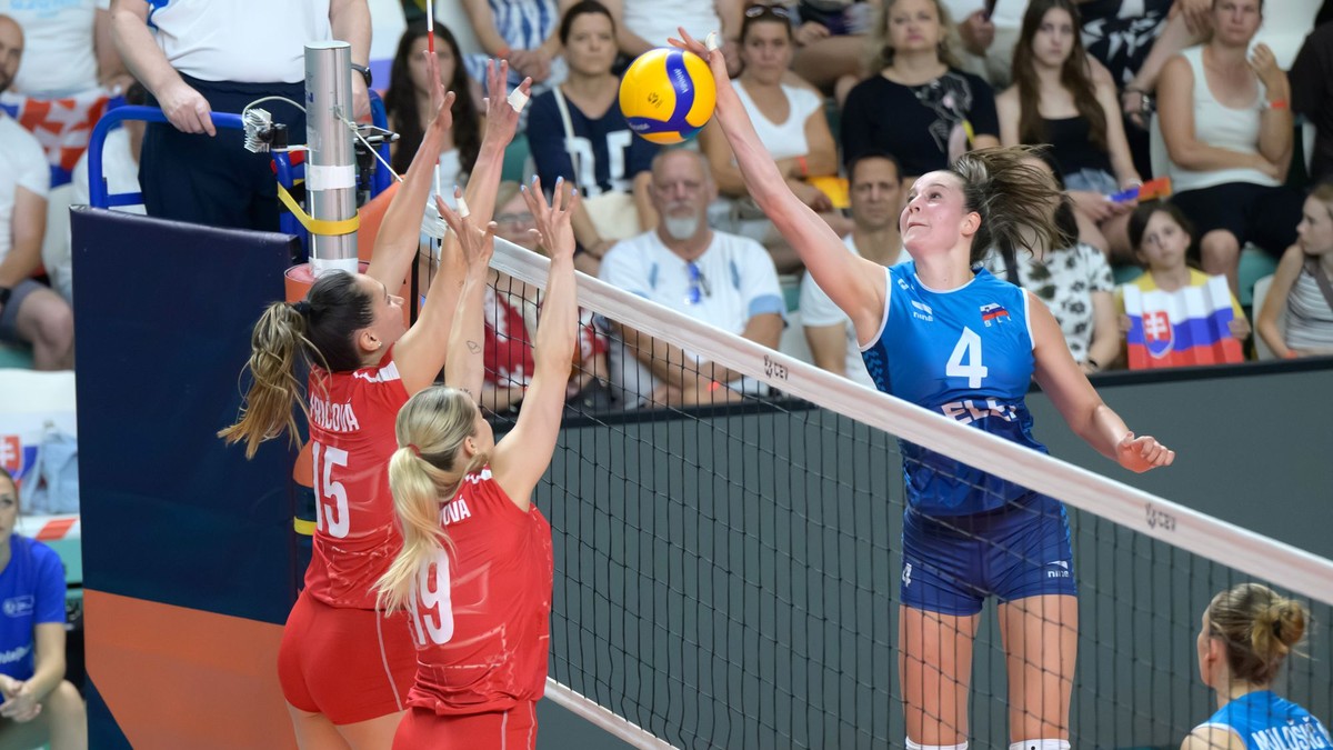 Na snímke zľava Karolina Fricová (Slovensko), Katarína Kormendyová (Slovensko) a Maša Pucelj (Slovinsko) v prvom zápase semifinále Europskej Ligy vo volejbale žien medzi Slovenskom a Slovinskom.