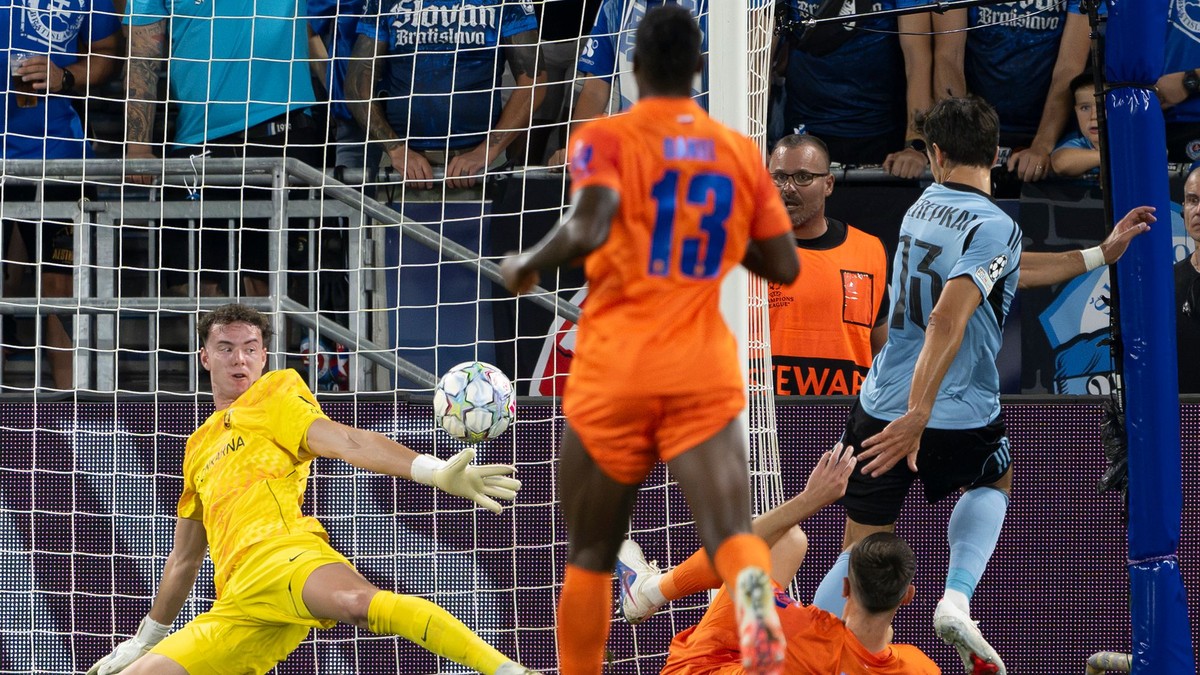 Sprava dáva gól Roman Čerepkai (Slovan), obranca Darko Hrka, Papa Daniel a brankár Jean-Luk Leban (Celje) počas prvého zápasu play off Ligy majstrov.