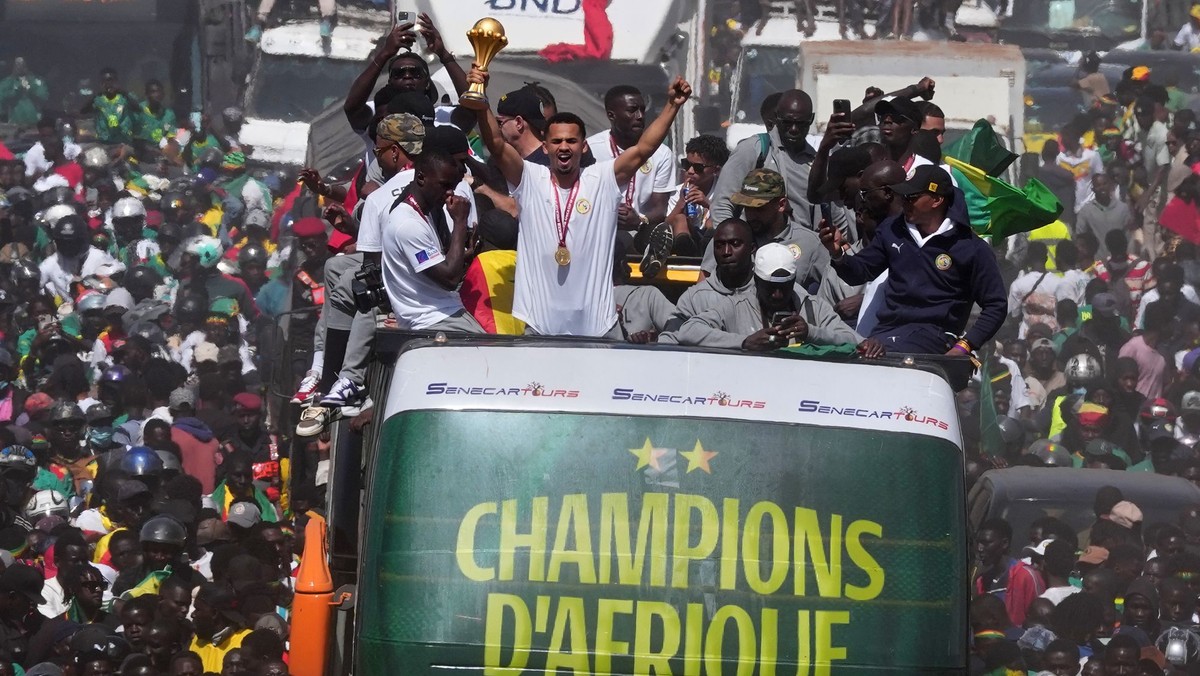 Futbalisti Senegalu oslavujú titul.