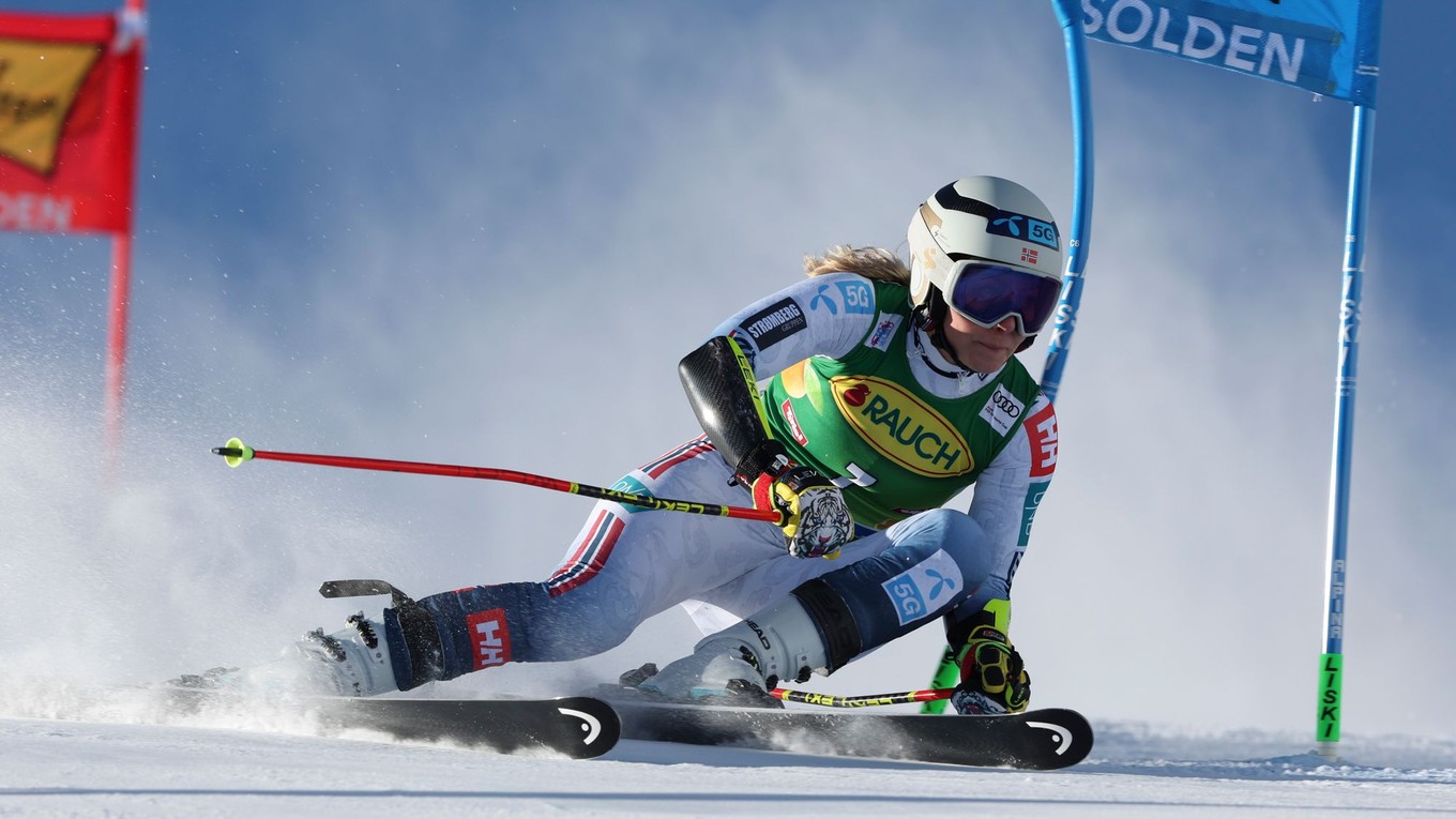 Lyžiarka Ragnhild Mowinckelová počas obrovského slalomu v rakúskom Söldene.