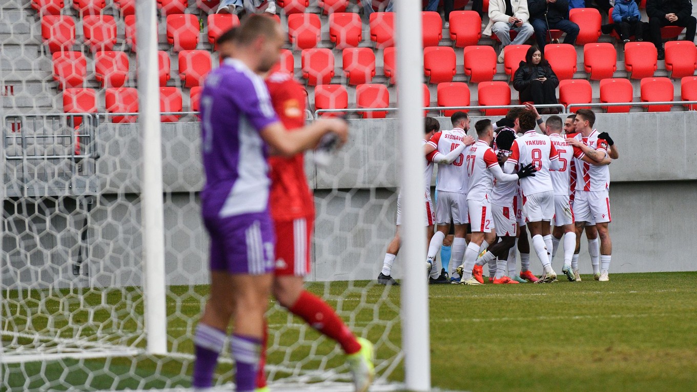 Hráči Trenčína sa tešia z gólu.