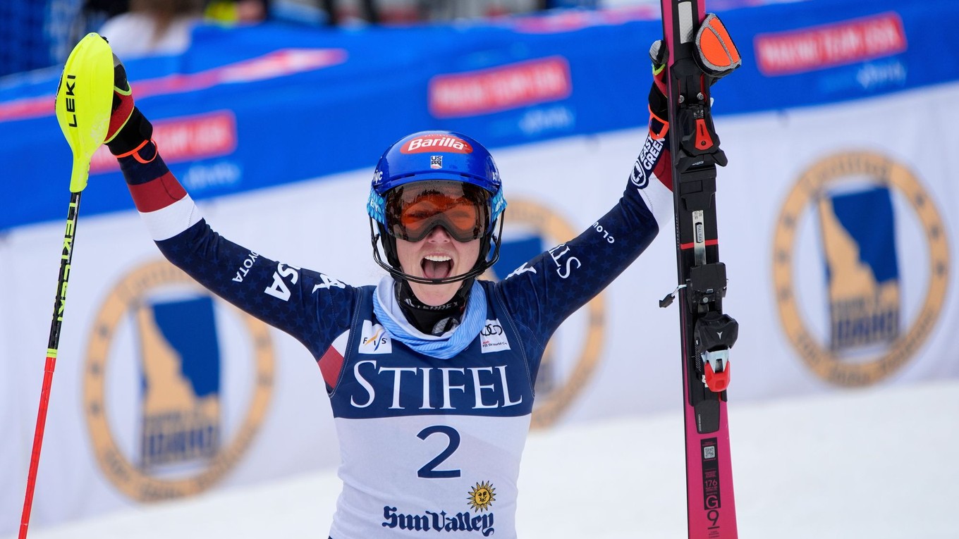 Mikaela Shiffrinová sa raduje v cieli po víťazstve v slalome Svetového pohára alpských lyžiarok v americkom stredisku Sun Valley 