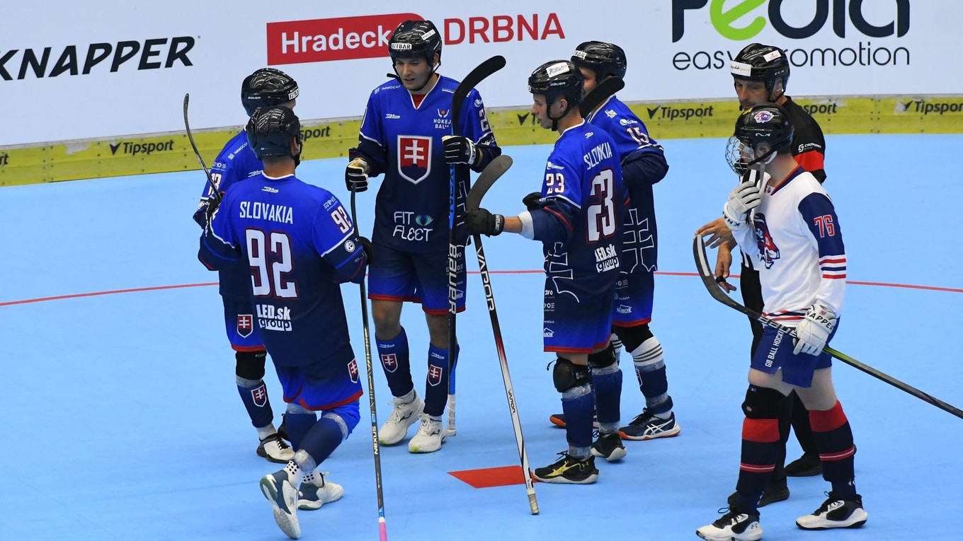 Radosť slovenských hokejbalistov do 23 rokov po góle do siete Veľkej Británie (11:0) v zápase Veľká Británia - Slovensko na MS juniorov.