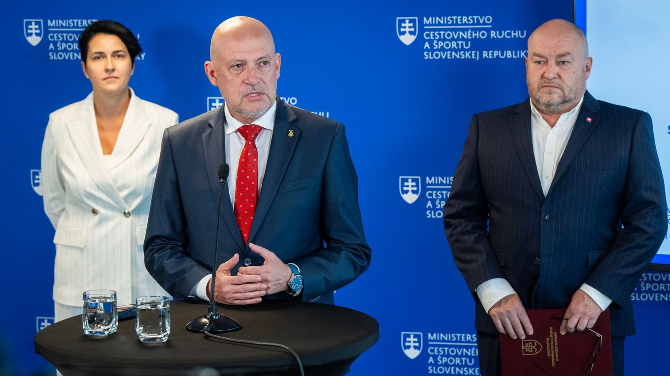 zľava štátna tajomníčka ministerstva cestovného ruchu a športu SR Ivana Šufliarská Libiaková, prezident Slovenského olympijského a športového výboru (SOŠV) Anton Siekel a minister cestovného ruchu a športu SR Rudolf Huliak 