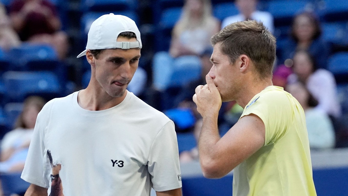 Neal Skupski a Joe Salisbury počas deblového semifinále na US Open 2025.