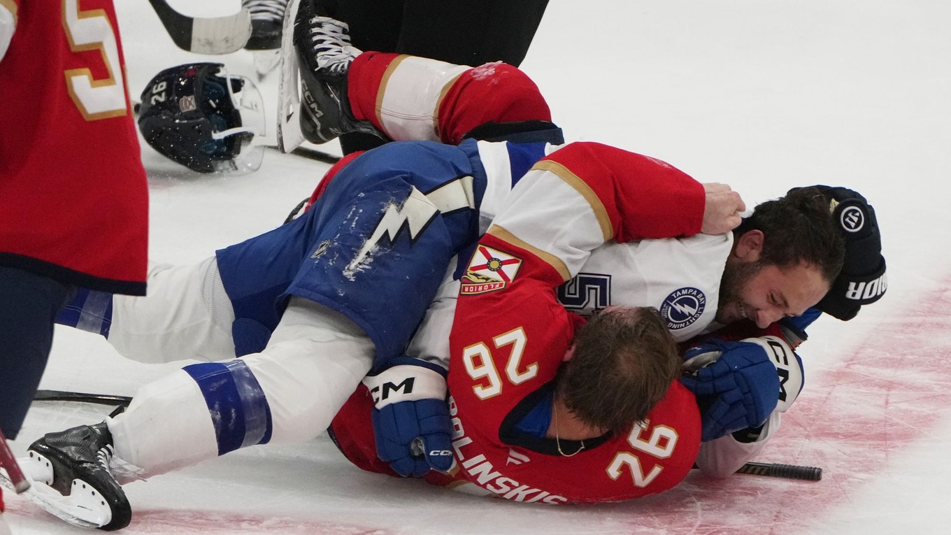 Uvis Balinskis (26) a Dylan Duke sa pobili v prípravnom zápase medzi Floridou a Tampou Bay. 