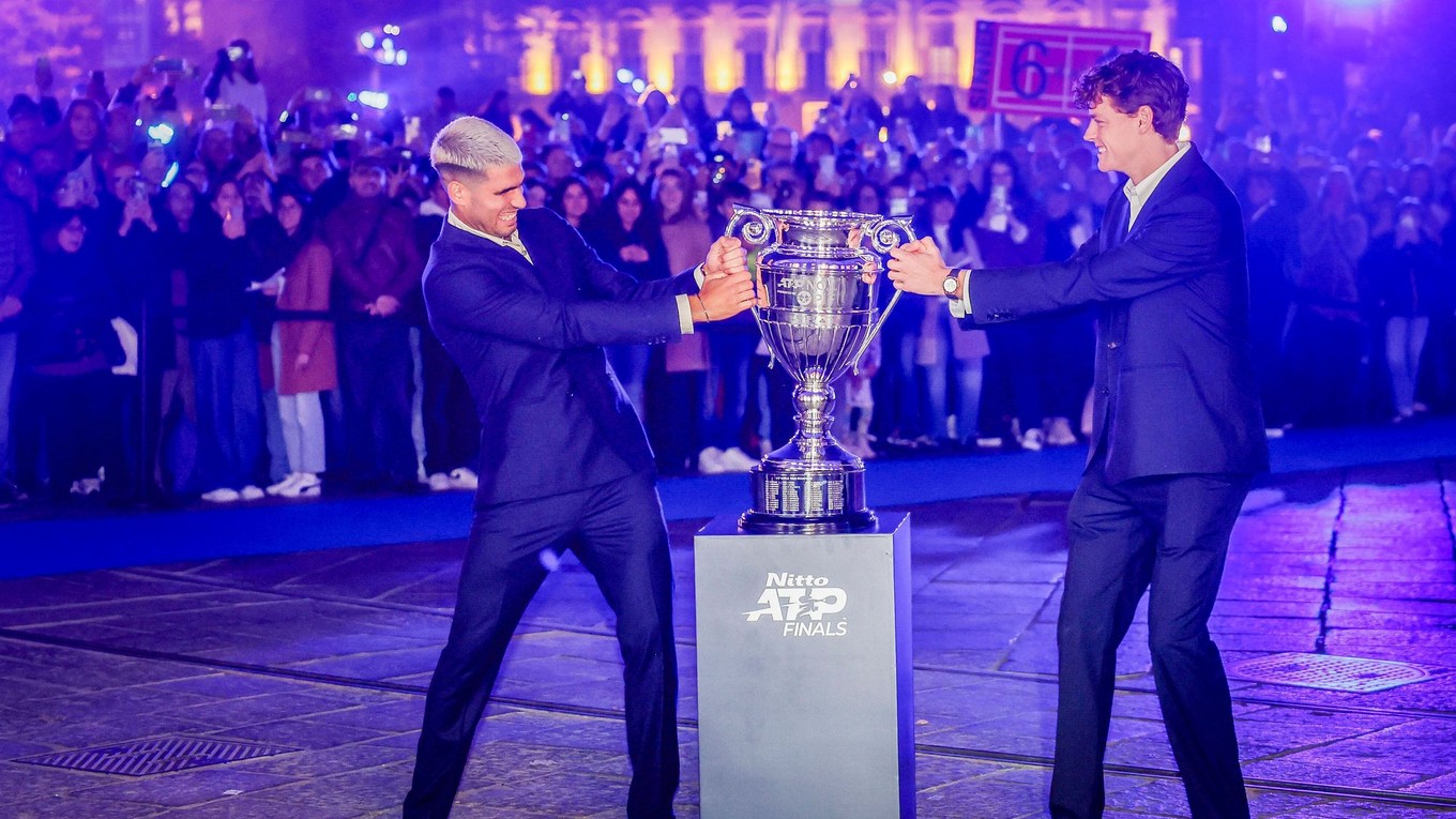 Španielsky tenista Carlos Alcaraz (vľavo) a taliansky tenista Jannik Sinner pózujú s trofejou pred turnajom majstrov v Turíne.