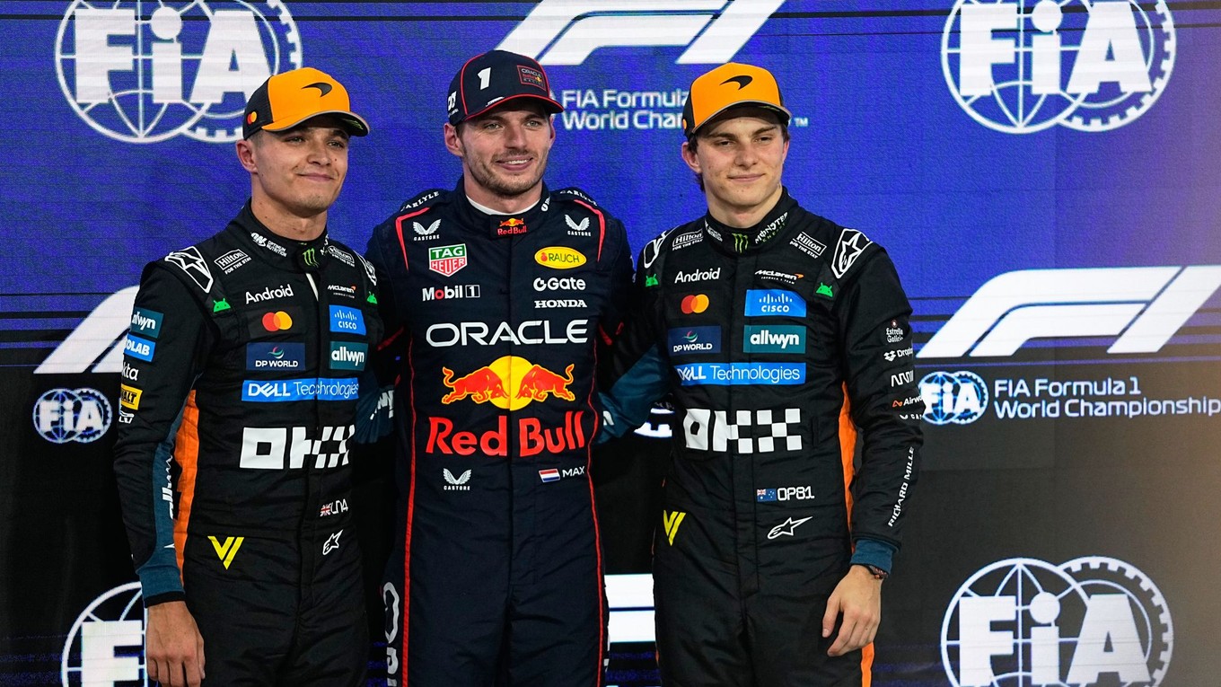 Zľava Lando Norris, Max Verstappen a Oscar Piastri pred záverečnou Veľkou cenou v Abú Zabí.