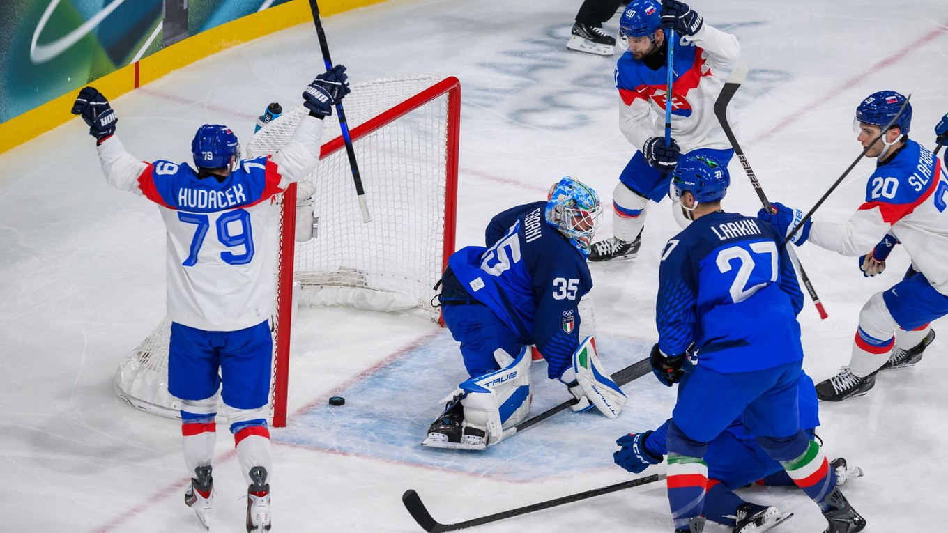 Libor Hudáček (Slovensko), brankár Davide Fadani (Taliansko), Tomáš Tatar (Slovensko), Thomas Larkin (Taliansko) a Juraj Slafkovský (Slovensko) počas gólu v zápase základnej B-skupiny Taliansko - Slovensko.