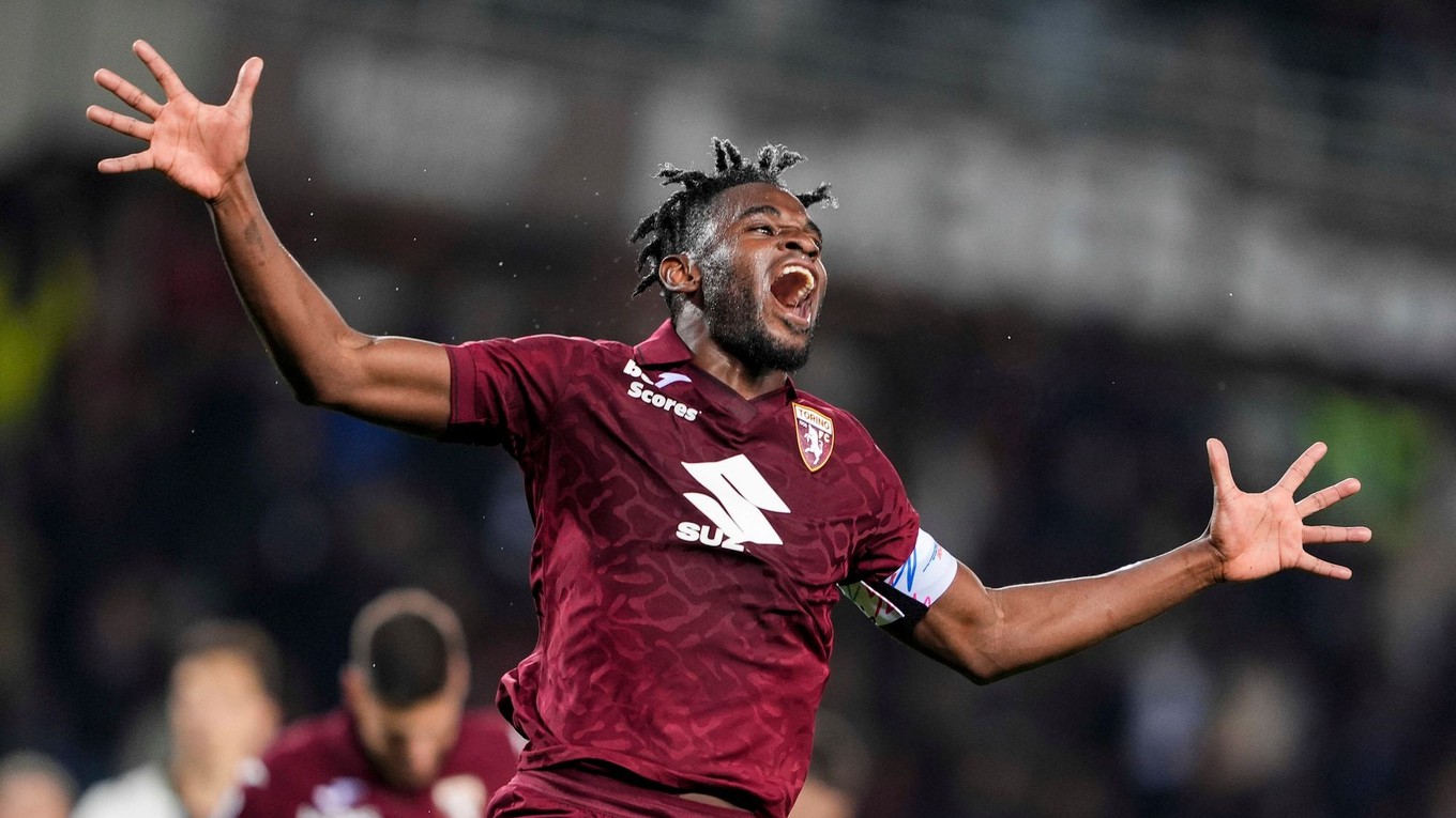 Útočník FC Turín Duvan Zapata sa teší z gólu v zápase proti Parme.