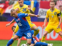 Stanislav Lobotka a Oleksandr Zubkov v súboji o loptu v zápase Slovensko - Ukrajina v skupine E na EURO 2024 (ME vo futbale).