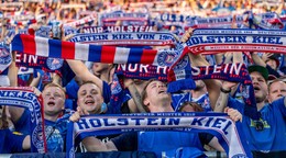 Fanúšikovia Holsteinu Kiel oslavujú postup do Bundesligy. 