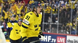 Švédsky hráč Leo Carlsson oslavuje gól v zápase A-skupiny Fínsko - Švédsko na MS v hokeji 2025. 