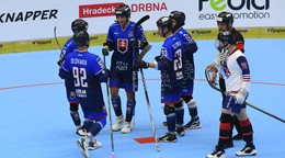 Radosť slovenských hokejbalistov do 23 rokov po góle do siete Veľkej Británie (11:0) v zápase Veľká Británia - Slovensko na MS juniorov.