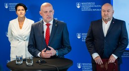 zľava štátna tajomníčka ministerstva cestovného ruchu a športu SR Ivana Šufliarská Libiaková, prezident Slovenského olympijského a športového výboru (SOŠV) Anton Siekel a minister cestovného ruchu a športu SR Rudolf Huliak 