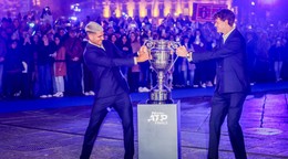 Španielsky tenista Carlos Alcaraz (vľavo) a taliansky tenista Jannik Sinner pózujú s trofejou pred turnajom majstrov v Turíne.
