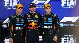 Zľava Lando Norris, Max Verstappen a Oscar Piastri pred záverečnou Veľkou cenou v Abú Zabí.