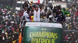 Futbalisti Senegalu oslavujú titul.