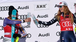 Mikaela Shiffrinová (vpravo) a Emma Aicherová na pódiu po slalome v Aare 2026.