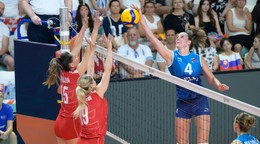 Na snímke zľava Karolina Fricová (Slovensko), Katarína Kormendyová (Slovensko) a Maša Pucelj (Slovinsko) v prvom zápase semifinále Europskej Ligy vo volejbale žien medzi Slovenskom a Slovinskom.