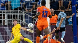 Sprava dáva gól Roman Čerepkai (Slovan), obranca Darko Hrka, Papa Daniel a brankár Jean-Luk Leban (Celje) počas prvého zápasu play off Ligy majstrov.
