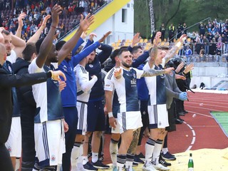 Radosť hráčov ŠK Slovan Bratislava po zisku titulu v Banskej Bystrici.