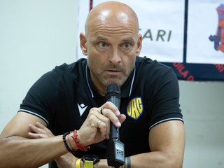 Tréner DAC Adrian Guľa na štadióne FC Dila Gori.
