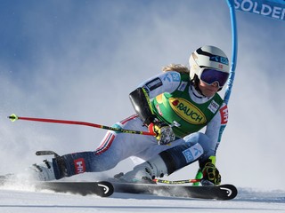 Lyžiarka Ragnhild Mowinckelová počas obrovského slalomu v rakúskom Söldene.