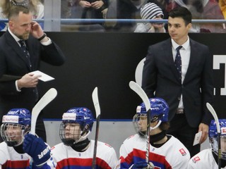 Martin Dendis (vpravo) na striedačke slovenského tímu na MS v hokeji do 18 rokov 2024.