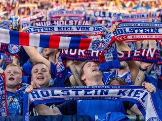 Fanúšikovia Holsteinu Kiel oslavujú postup do Bundesligy. 