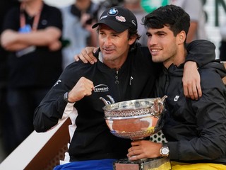 Carlos Alcaraz pózuje so svojím trénerom Juanom Carlosom Ferrerom po triumfe na Roland Garros 2024.
