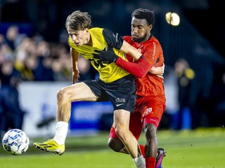 Leo Sauer v zápase proti Almere City.