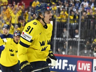 Švédsky hráč Leo Carlsson oslavuje gól v zápase A-skupiny Fínsko - Švédsko na MS v hokeji 2025. 