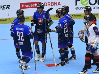 Radosť slovenských hokejbalistov do 23 rokov po góle do siete Veľkej Británie (11:0) v zápase Veľká Británia - Slovensko na MS juniorov.