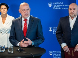 zľava štátna tajomníčka ministerstva cestovného ruchu a športu SR Ivana Šufliarská Libiaková, prezident Slovenského olympijského a športového výboru (SOŠV) Anton Siekel a minister cestovného ruchu a športu SR Rudolf Huliak 
