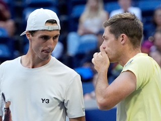 Neal Skupski a Joe Salisbury počas deblového semifinále na US Open 2025.