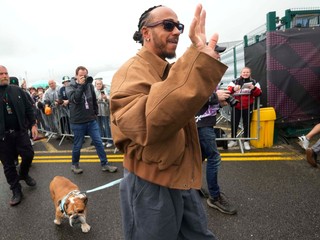 Lewis Hamilton a jeho psík Roscoe
