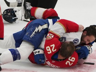 Uvis Balinskis (26) a Dylan Duke sa pobili v prípravnom zápase medzi Floridou a Tampou Bay.