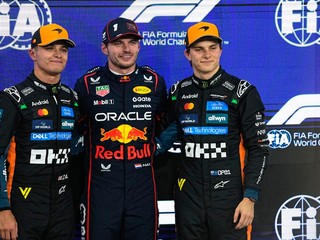 Zľava Lando Norris, Max Verstappen a Oscar Piastri pred záverečnou Veľkou cenou v Abú Zabí.