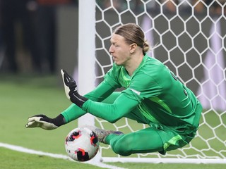 Brankár PSG Matvej Safonov chytá penaltu vo finále Interkontinentálneho pohára FIFA proti Flamengu.