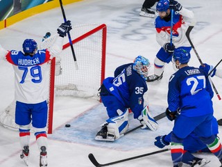 Libor Hudáček (Slovensko), brankár Davide Fadani (Taliansko), Tomáš Tatar (Slovensko), Thomas Larkin (Taliansko) a Juraj Slafkovský (Slovensko) počas gólu v zápase základnej B-skupiny Taliansko - Slovensko.