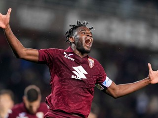 Útočník FC Turín Duvan Zapata sa teší z gólu v zápase proti Parme.