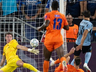 Sprava dáva gól Roman Čerepkai (Slovan), obranca Darko Hrka, Papa Daniel a brankár Jean-Luk Leban (Celje) počas prvého zápasu play off Ligy majstrov.