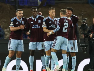 Hráč Aston Villa Nicolas Jackson (druhý zľava) oslavuje so spoluhráčmi po tom, ako strelil druhý gól proti Fenerbahce.