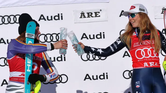 Mikaela Shiffrinová (vpravo) a Emma Aicherová na pódiu po slalome v Aare 2026.