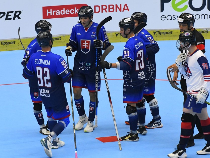Radosť slovenských hokejbalistov do 23 rokov po góle do siete Veľkej Británie (11:0) v zápase Veľká Británia - Slovensko na MS juniorov.