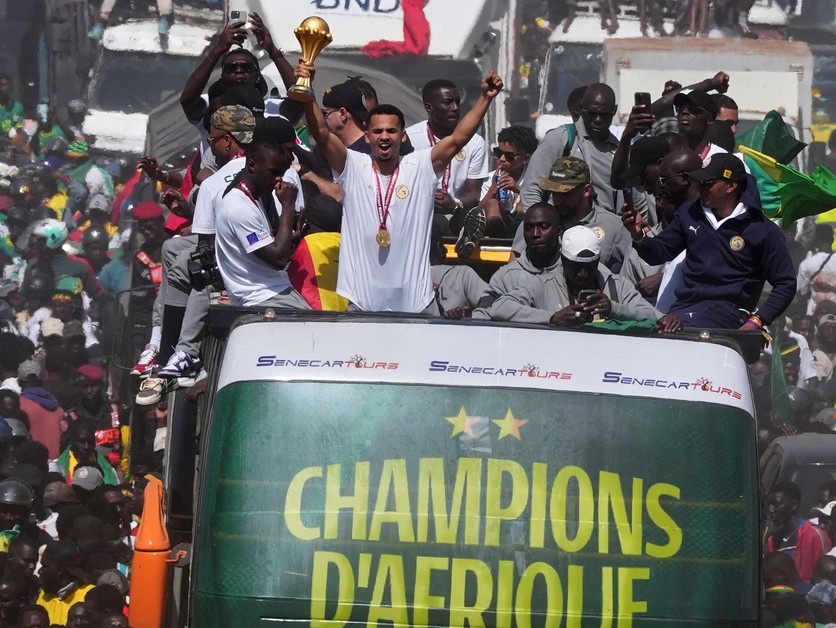 Futbalisti Senegalu oslavujú titul.