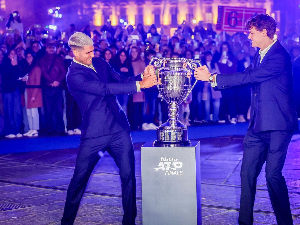 Španielsky tenista Carlos Alcaraz (vľavo) a taliansky tenista Jannik Sinner pózujú s trofejou pred turnajom majstrov v Turíne.