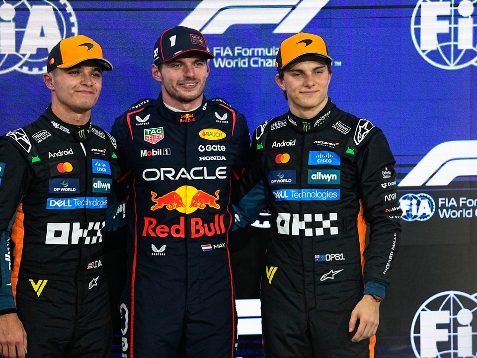 Zľava Lando Norris, Max Verstappen a Oscar Piastri pred záverečnou Veľkou cenou v Abú Zabí.